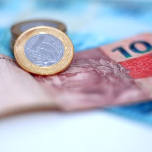 Serasa Experian aponta que 53% dos trabalhadores terminam mês sem dinheiro