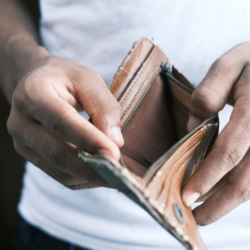 Inadimplência sobe mesmo com desemprego baixo e salários recordes