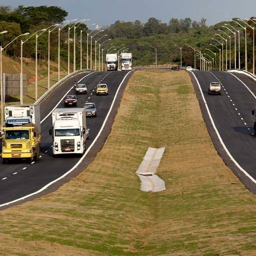 Serviços mantêm força mesmo com queda em maio