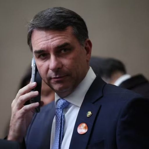 Flávio Bolsonaro amplia equipe econômica com 7 novos membros
