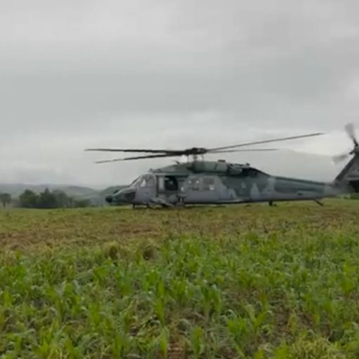 Helicóptero da FAB pousa em plantação de milho em Candói por condições climáticas