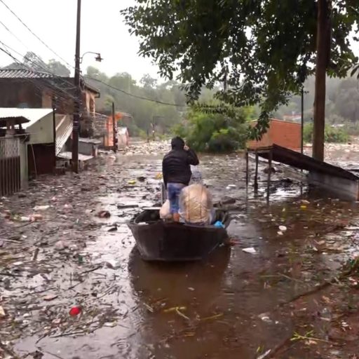 1 de 4 Ruas ficaram tomadas por água e lixo — Foto: RPC