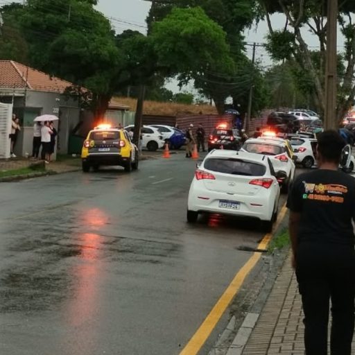 Perímetro ao redor do CMEI foi totalmente isolado pelas equipes da Polícia Militar (Foto: Reprodução)