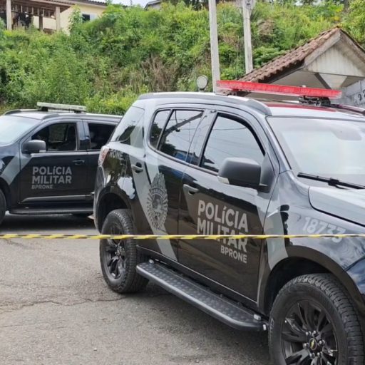 O suspeito invadiu a casa armado com uma faca (Foto: João Frigério/Rede Massa)