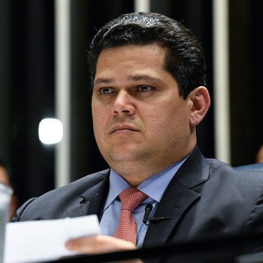 Alcolumbre rebate críticas a Moraes citando caso de Flávio Bolsonaro