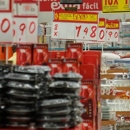 Varejo brasileiro recua 0,8% em julho e decepciona projeções do mercado