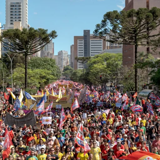 Milhares participam de ato pró-Lula em Curitiba uma semana antes do segundo turno