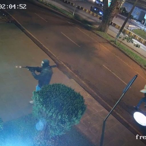 Criminosos atiram contra agência bancária durante mega-assalto em Santa Rita, no Paraguai  • Obtido pela CNN