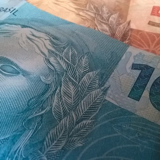 Brasil enfrentará juros altos por mais tempo devido a política fiscal