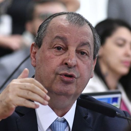 Omar Aziz planeja votar PEC 6×1 amanhã no plenário do Senado