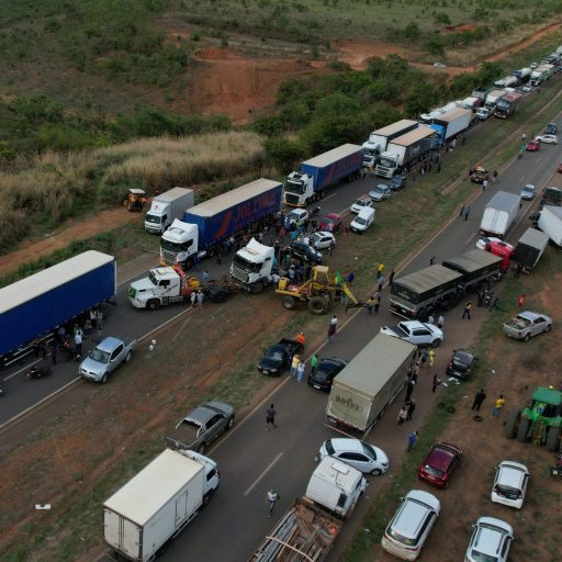 Caminhoneiros apoiadores de Bolsonaro protestam contra vitória de Lula em Abadiânia (GO