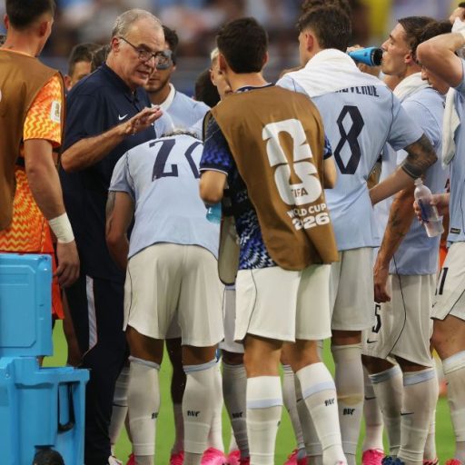 Bielsa critica intervalo de hidratação e denuncia alteração no futebol